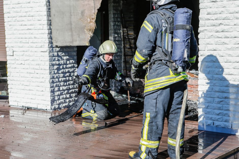 Pirmojoje Melnragėje liepsnojo kotedžo terasa