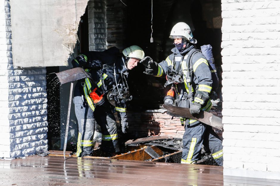 Pirmojoje Melnragėje liepsnojo kotedžo terasa