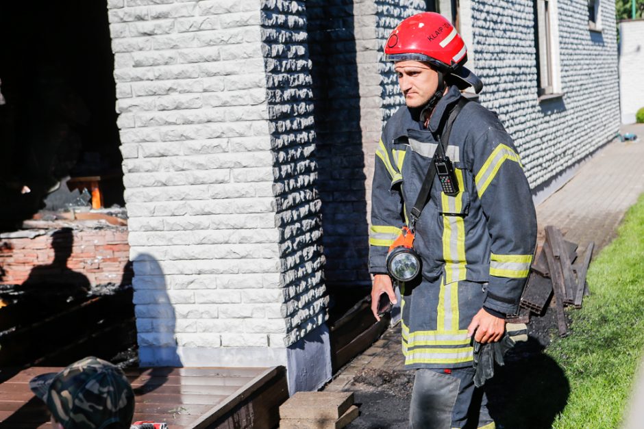 Pirmojoje Melnragėje liepsnojo kotedžo terasa