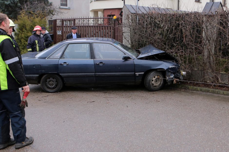 Uostamiestyje „Audi“ kirto žiedinę sankirtą ir rėžėsi į tvorą
