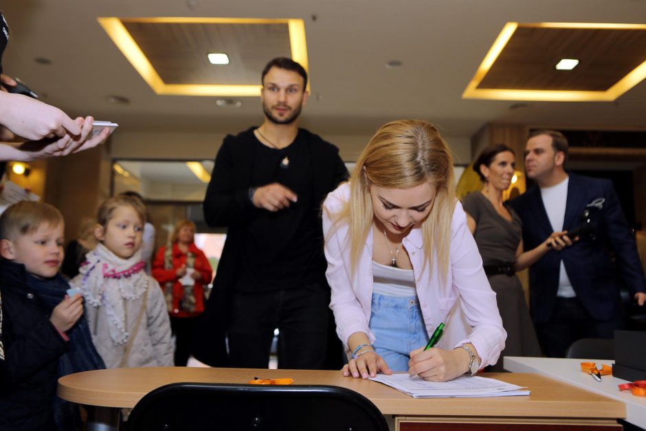 Klaipėdiečiai padėjo gaminti suknelę mūsų pasiuntinei 