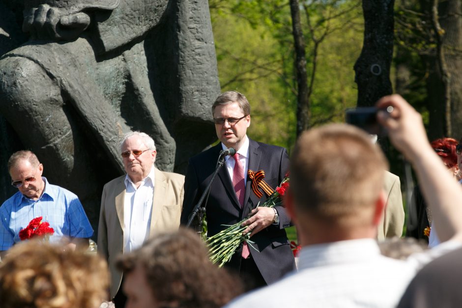 Karių kapinėse lietuviškai prabilęs „Kauno dienos“ fotografas išvadintas fašistu