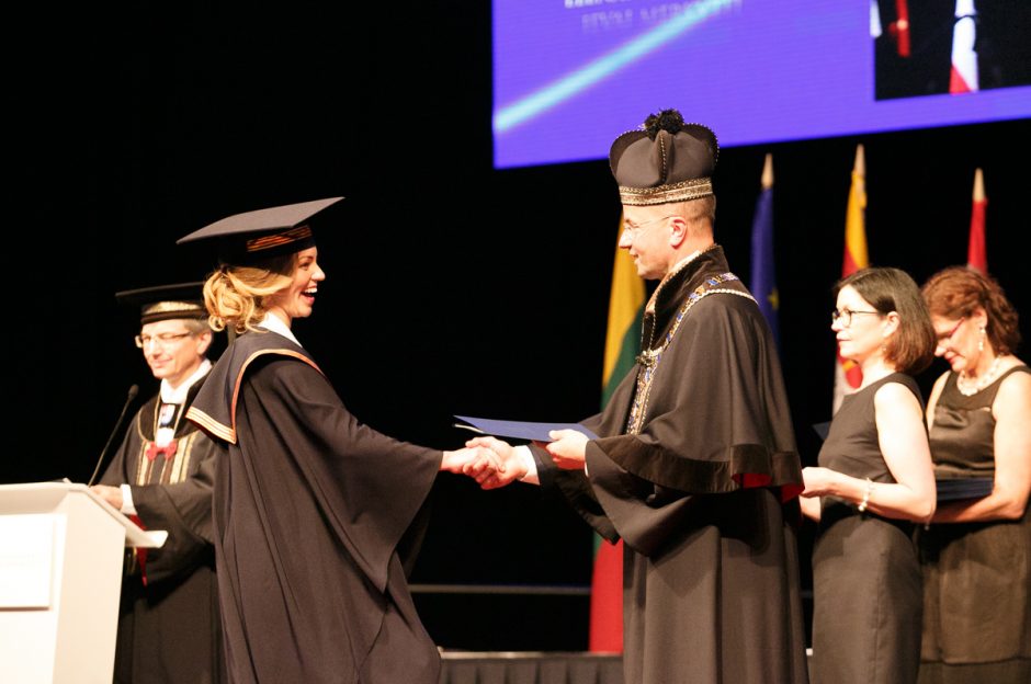 Diplomai – beveik tūkstančiui LSMU absolventų