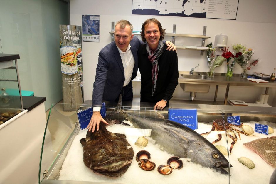 N. Degutienės knygos pristatyme ragautas 55 kg tunas iš Indijos vandenyno