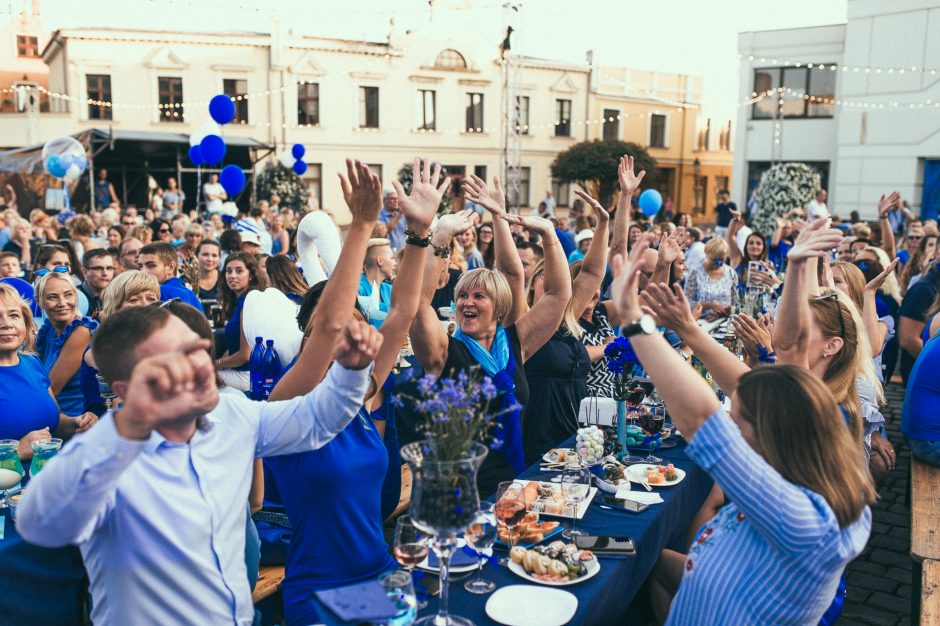 Teatro aikštė nusidažė mėlyna spalva