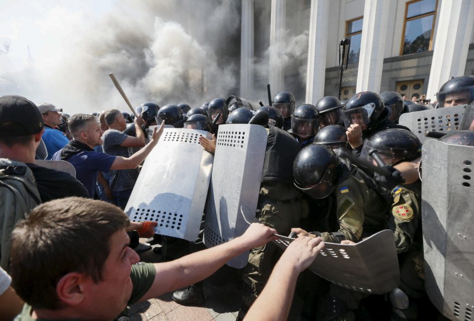 Kruvinos riaušės prie Ukrainos parlamento