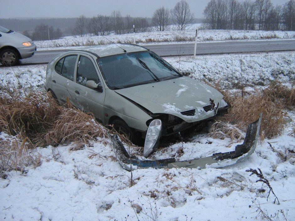Sniegas tapo išbandymu vairuotojams