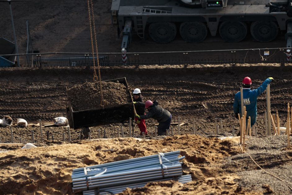 Gedimino kalne – pavojus pėsčiųjų takui ir gynybinės sienos fragmentui