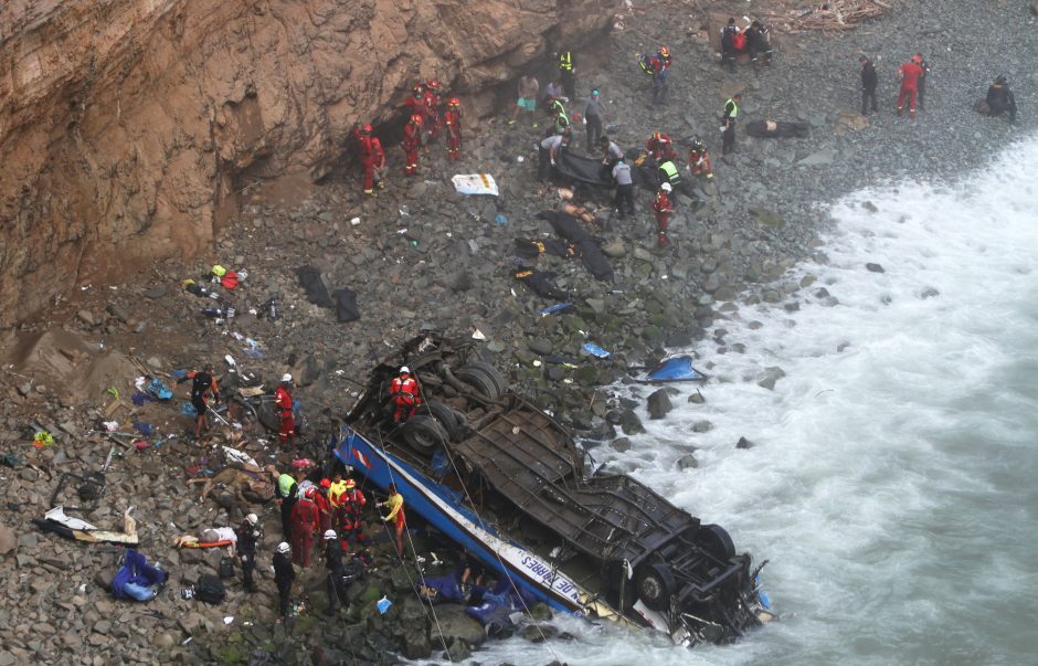 Peru autobuso avarijos aukų padaugėjo iki 48