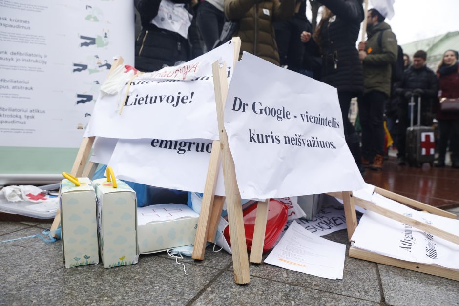 Protestuojantys medikai Katedros aikštėje mokė gaivinti pacientus
