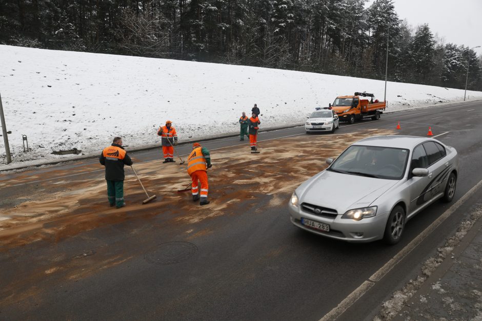 Per avariją Vakariniame aplinkkelyje iš vilkiko išsiliejo 500 litrų dyzelino