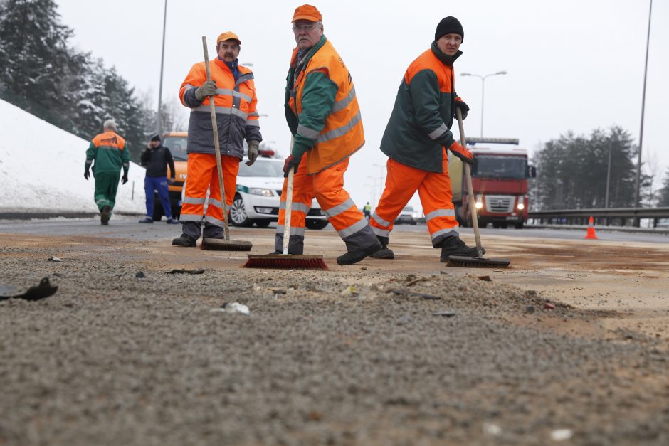 Per avariją Vakariniame aplinkkelyje iš vilkiko išsiliejo 500 litrų dyzelino