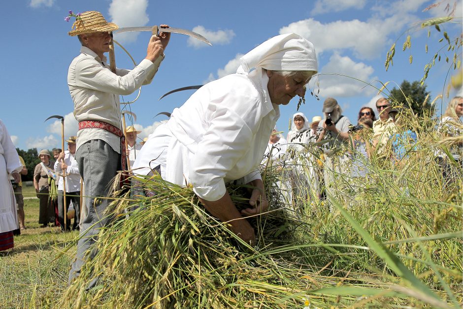 Oninių šventė ir moterų kilnojimas į orą sužavėjo ir kinus