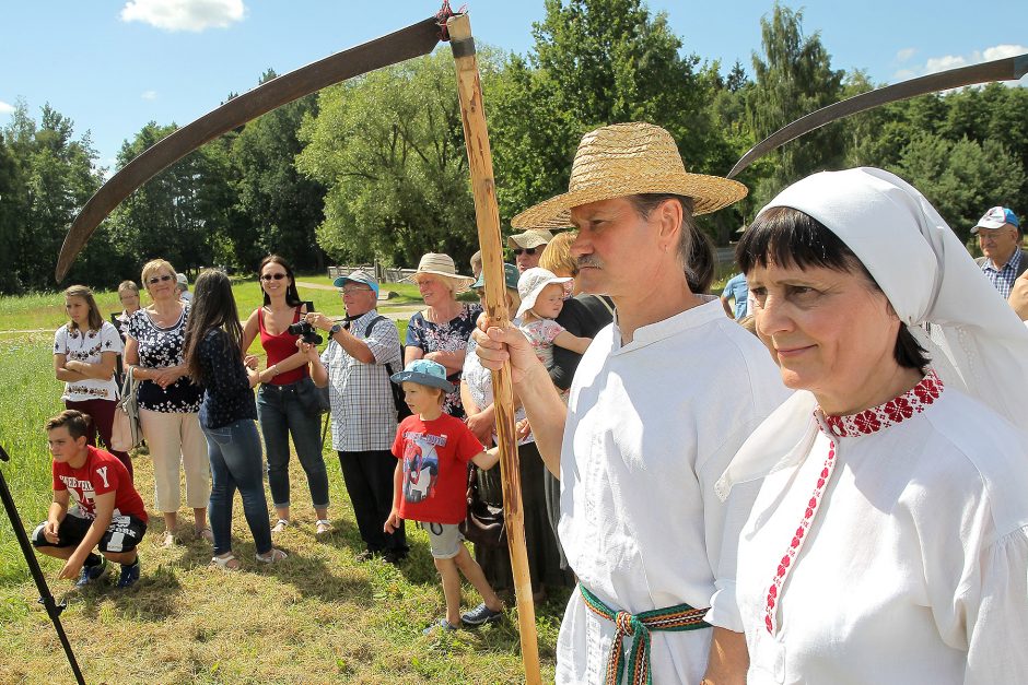 Oninių šventė ir moterų kilnojimas į orą sužavėjo ir kinus