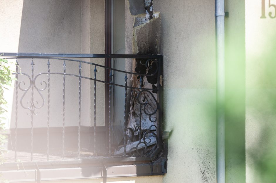 Mįslingas gaisras Panemunėje: atvira liepsna degė namo balkonas 