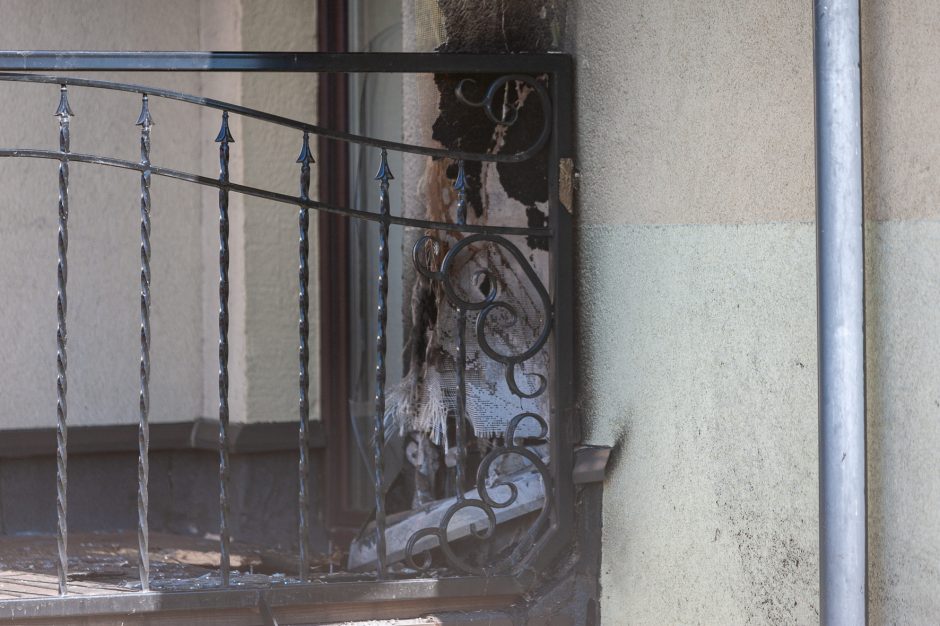 Mįslingas gaisras Panemunėje: atvira liepsna degė namo balkonas 