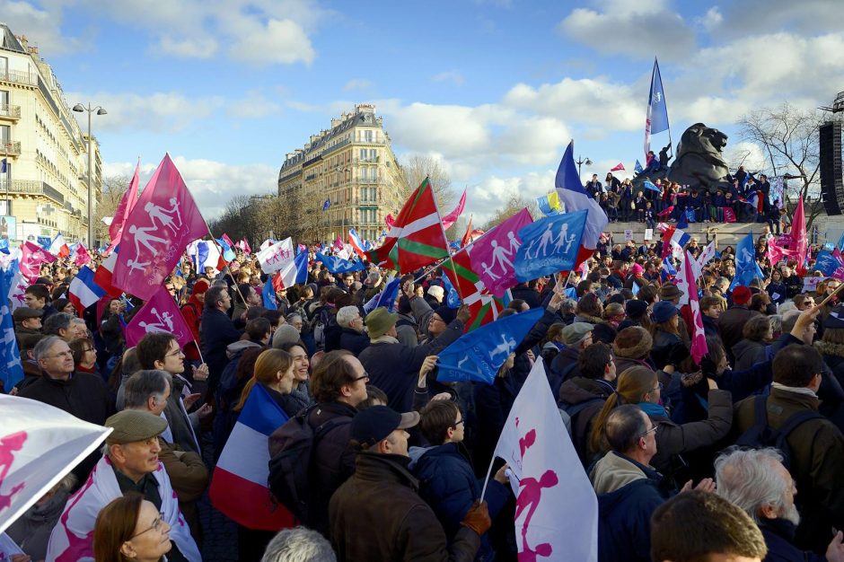 Prancūzų konservatoriai surengė demonstraciją prieš vyriausybės „šeimos fobiją“