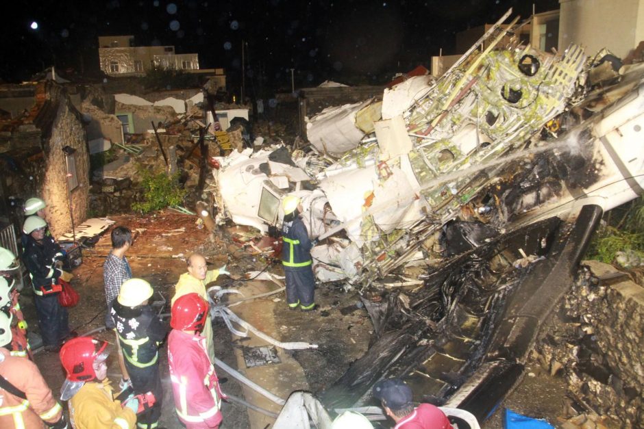 Taivane keleivinio lėktuvo katastrofos aukų padaugėjo iki 48