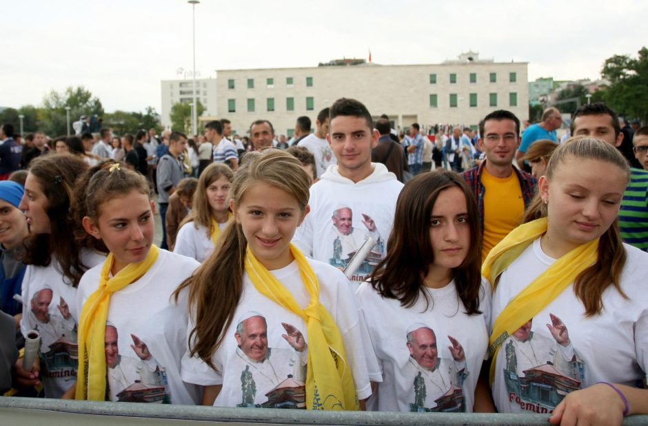 Musulmonai ir krikščionys plūdo į Tiranos gatves pasveikinti popiežiaus