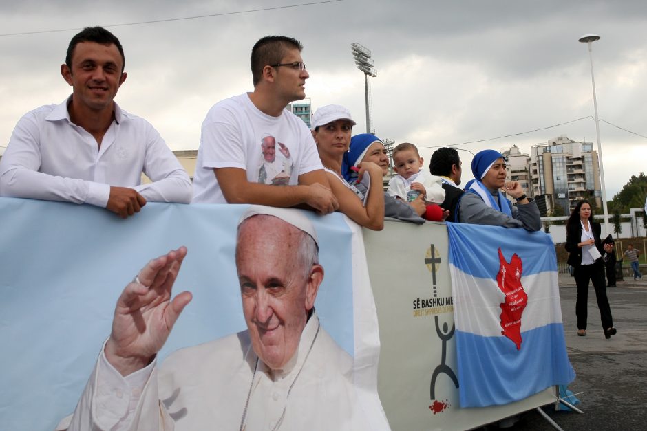 Musulmonai ir krikščionys plūdo į Tiranos gatves pasveikinti popiežiaus