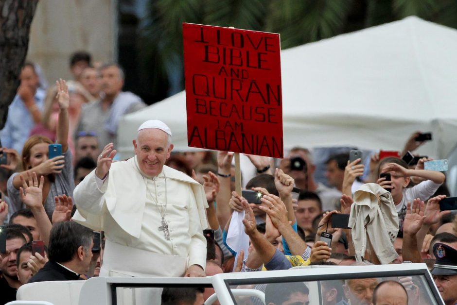 Popiežius: negalima savęs laikyti Dievo ginklu, o religijos naudoti smurtui teisinti