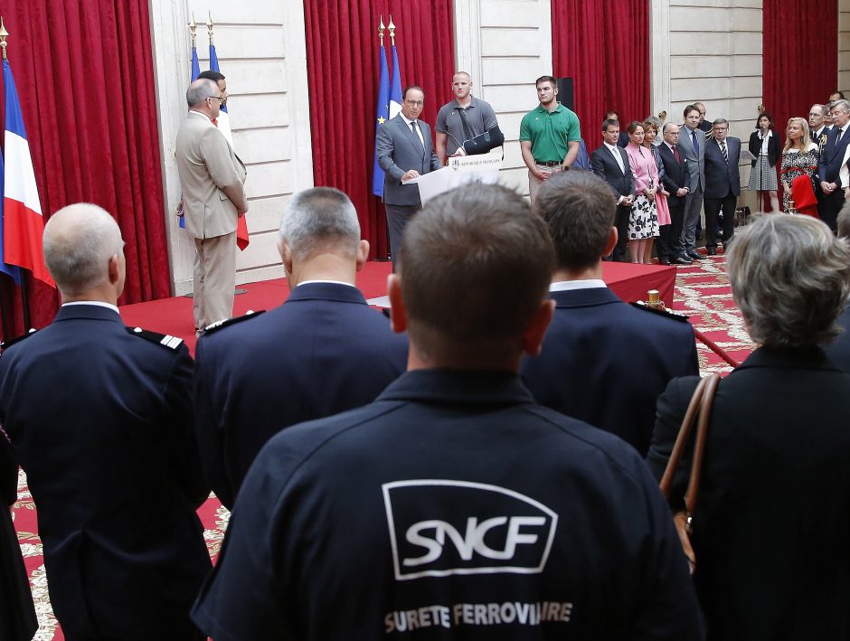 Prancūzijos prezidentas apdovanojo išpuolio traukinyje didvyrius
