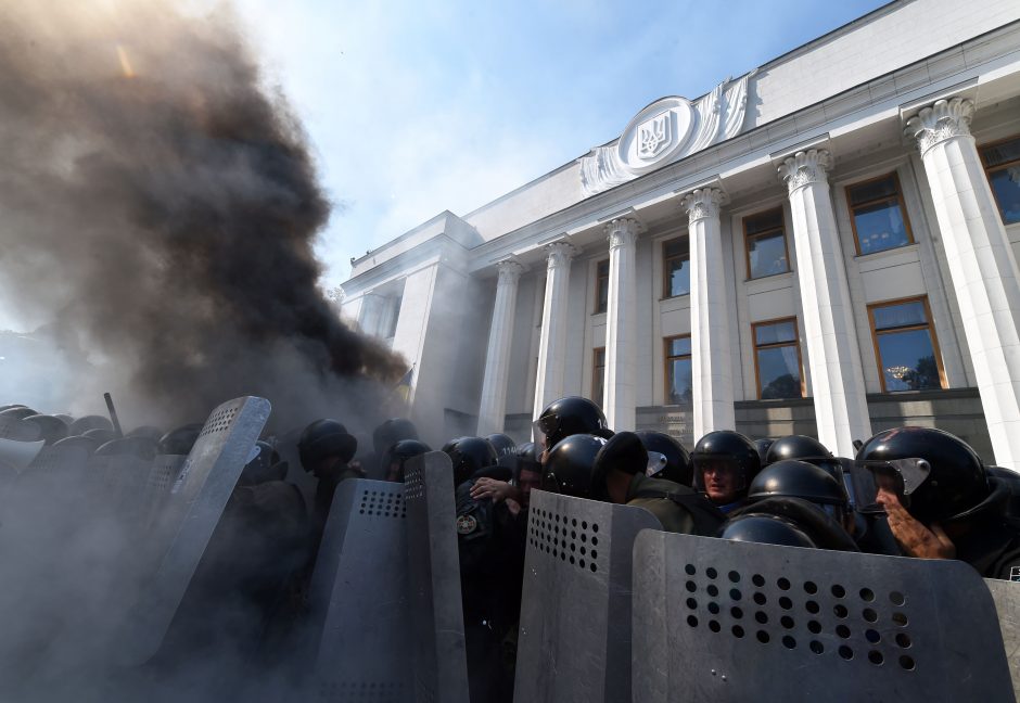 Kruvinos riaušės prie Ukrainos parlamento
