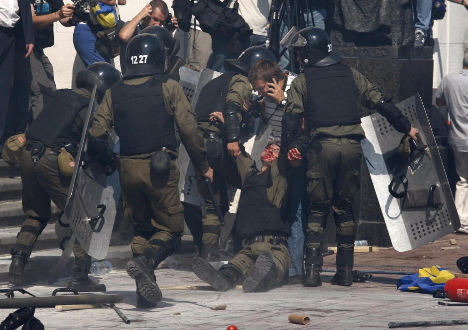 Kruvinos riaušės prie Ukrainos parlamento