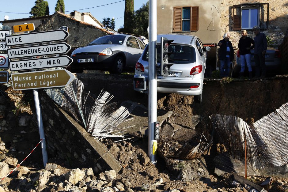 Smarkūs potvyniai Prancūzijos Žydrajame Krante pareikalavo 13 gyvybių