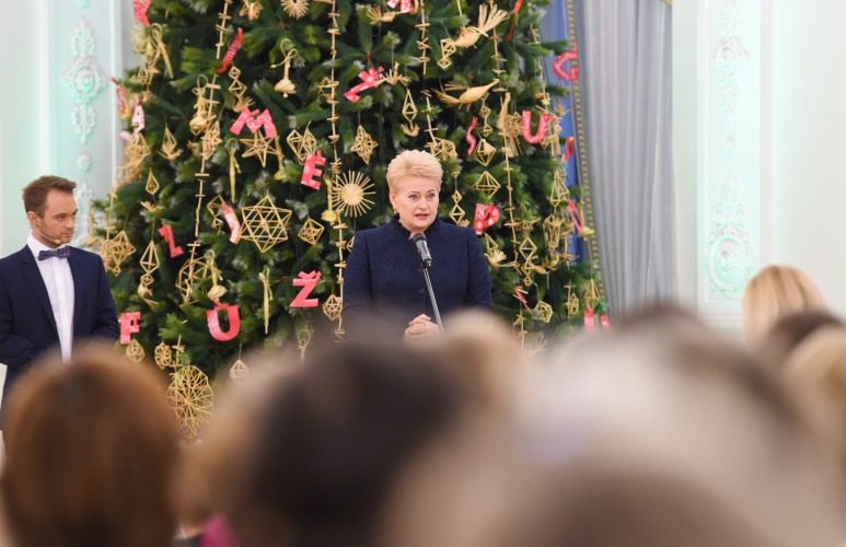 Prezidentė įžiebė Kalėdų eglę ir paskelbė „Knygų Kalėdų“ pradžią