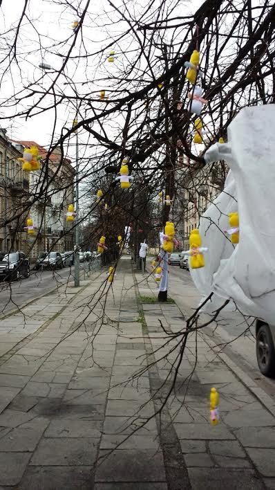 Įžymybių papuošti Vilniaus Šermukšnių gatvės medžiai primins apie silpniausiuosius