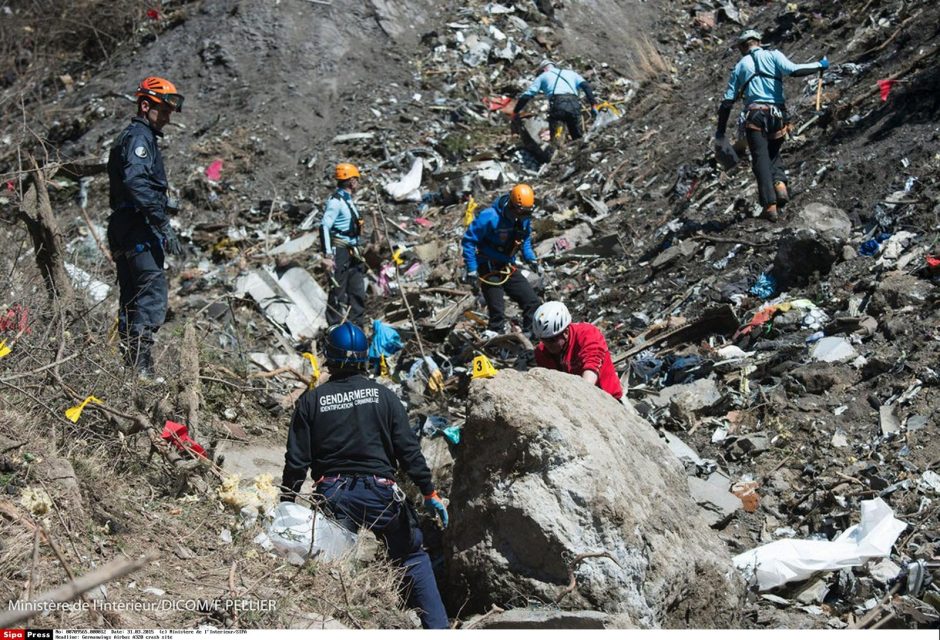 Vaizdo įrašas liudija: „Germanwings“ lėktuvo salone prieš pat katastrofą kilo chaosas