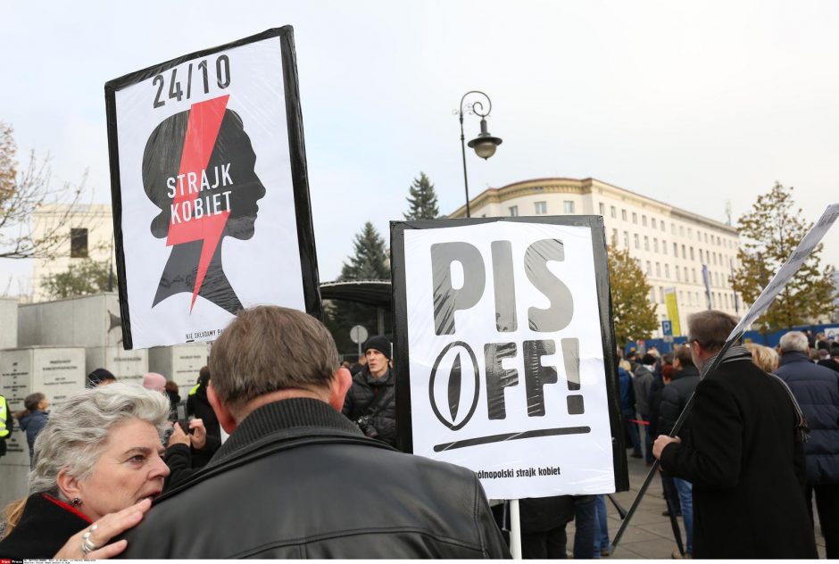 Lenkijoje šimtai moterų protestavo prieš griežtesnius abortų įstatymus