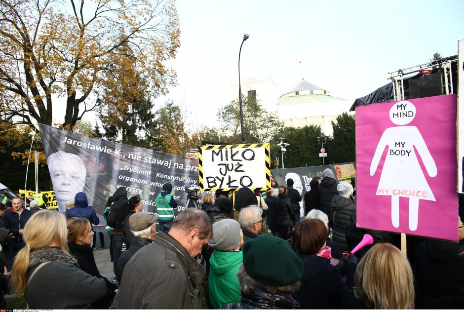 Lenkijoje šimtai moterų protestavo prieš griežtesnius abortų įstatymus