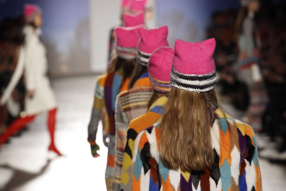 Milano mados savaitėje ‒ rožinės protesto kepuraitės 
