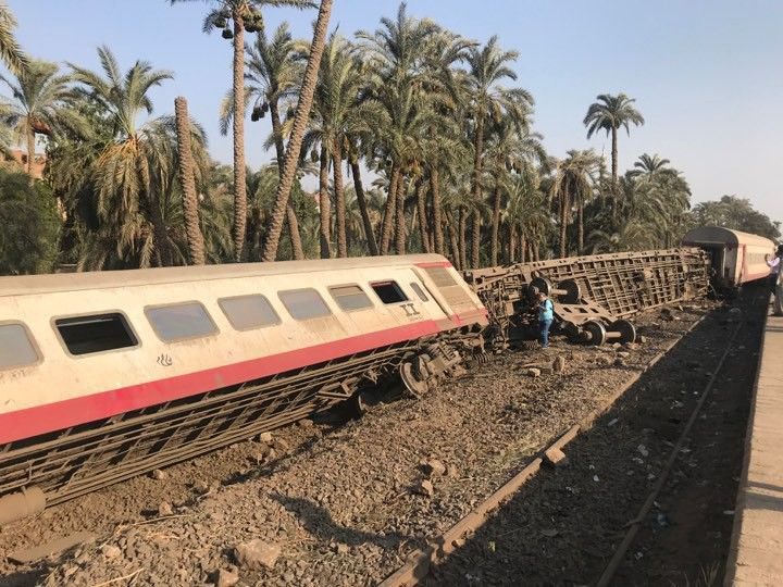 Egipte nuo bėgių nulėkė keleivinis traukinys, dešimtys žmonių sužeisti