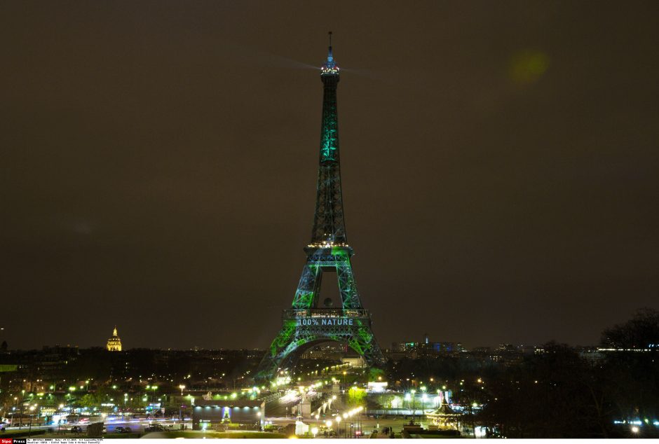 Eifelio bokštas nušvito žaliais „virtualiais medžiais“