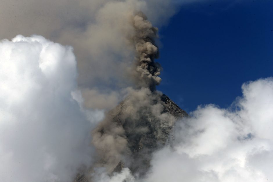 Aktyviausias Filipinų ugnikalnis spjaudosi lava, evakuota per 40 tūkst. žmonių