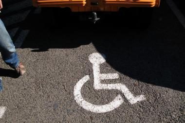 Į neįgaliesiems skirtas vietas vairuotojams nusispjaut 