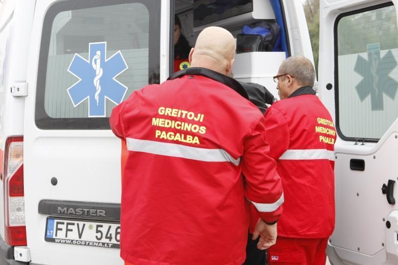 Vilniuje automobilis trenkėsi į stulpą, mama ir sūnus - ligoninėje