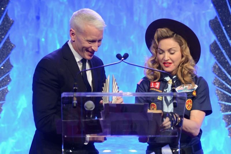 Madonna įteikė gėjų draugijos GLAAD apdovanojimą JAV žurnalistui 
