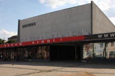 Teismas kol kas neleido griauti kino teatro „Lietuva“
