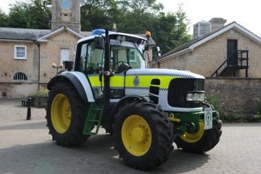 Britų policija persėdo ant traktorių
