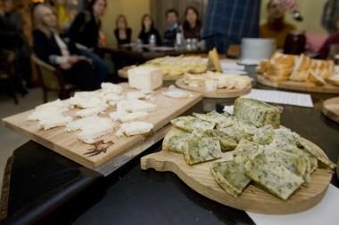 Vilniuje bus pristatytas didžiausias Lietuvoje rūkytas varškės sūris 