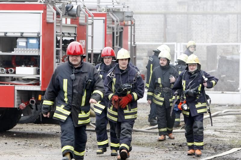 Per gaisrą Vilniuje apsinuodijo dūmais ir apdegė žmogus