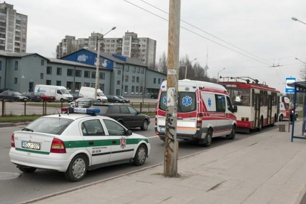 Vilniaus troleibuse mirė vyras