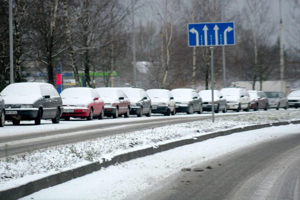 Iškritus sniegui Vilniuje padaugėjo avarijų