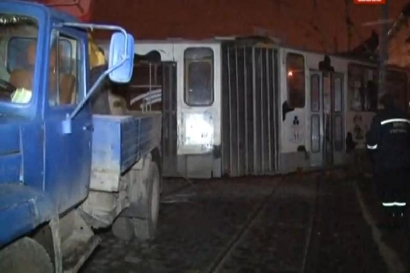 Bukumas: Lvove pagrobtas tramvajus atsitrenkė į namą
