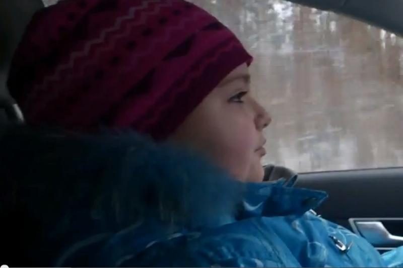 8 metų mergaitė Rusijoje važiuoja 100 km/h greičiu