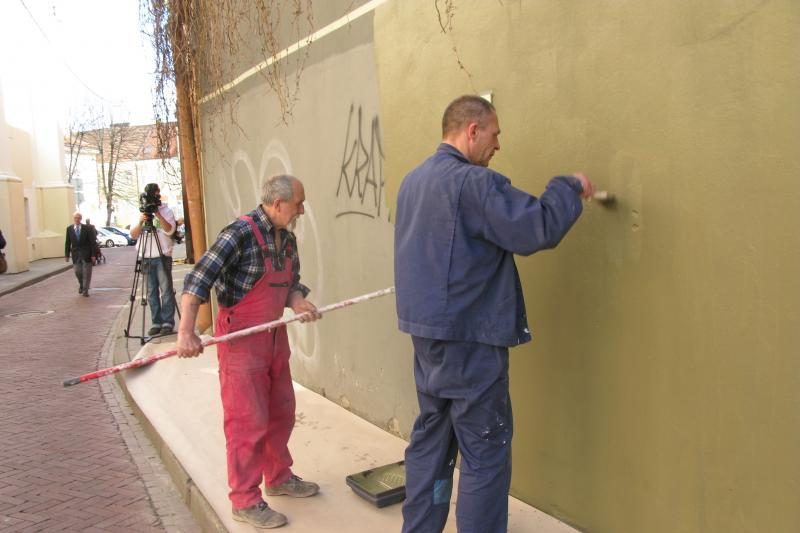 Darbininkai senamiestyje uždažinėjo sienų tepliones